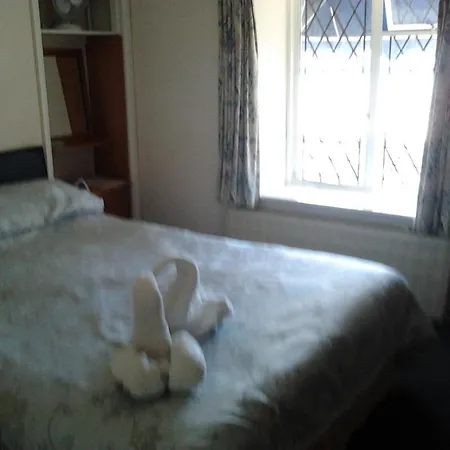 Lyndhurst Hotel *
