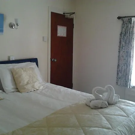 Lyndhurst Hotel *